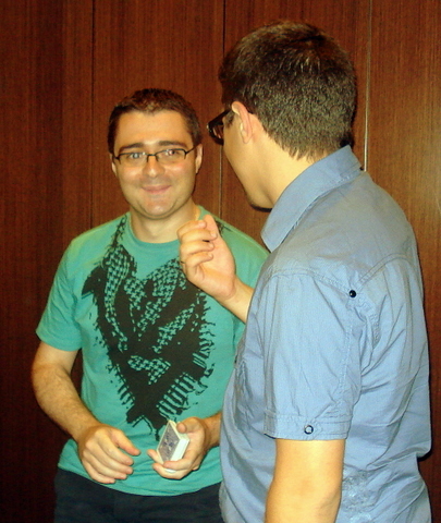 Ricardo conversando con Ángel (foto Pinky)